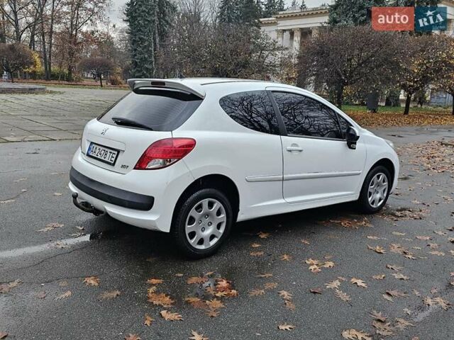 Белый Пежо 207, объемом двигателя 1.36 л и пробегом 200 тыс. км за 3500 $, фото 3 на Automoto.ua