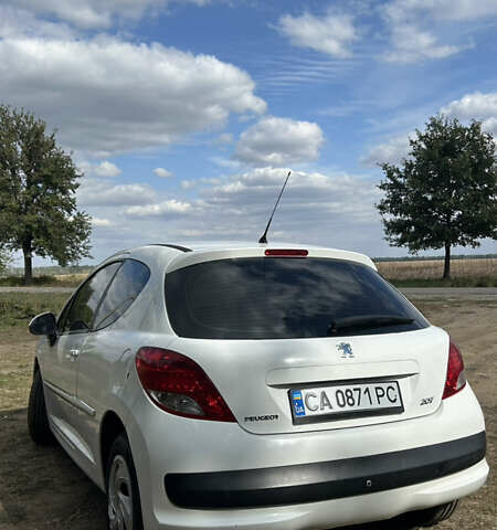 Белый Пежо 207, объемом двигателя 1.36 л и пробегом 220 тыс. км за 5100 $, фото 13 на Automoto.ua