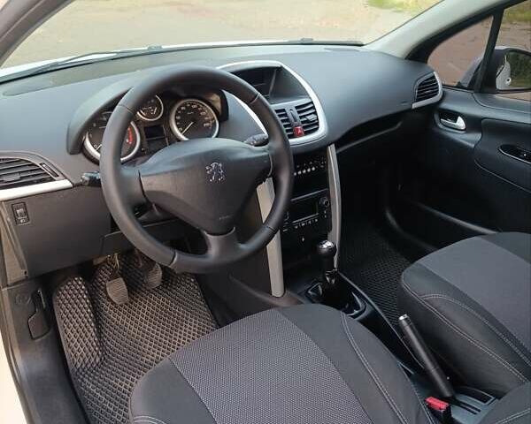 Белый Пежо 207, объемом двигателя 1.4 л и пробегом 211 тыс. км за 5700 $, фото 11 на Automoto.ua