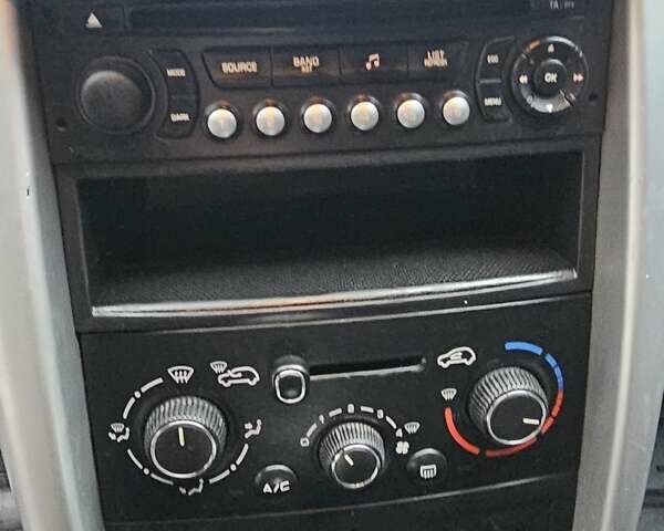 Белый Пежо 207, объемом двигателя 1.36 л и пробегом 200 тыс. км за 3500 $, фото 19 на Automoto.ua