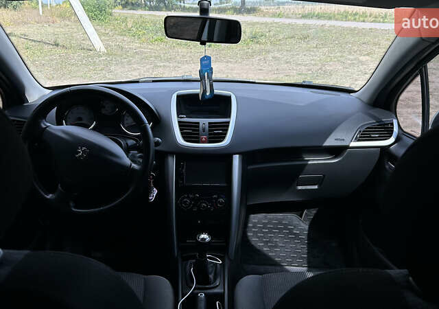 Белый Пежо 207, объемом двигателя 1.36 л и пробегом 220 тыс. км за 5100 $, фото 21 на Automoto.ua