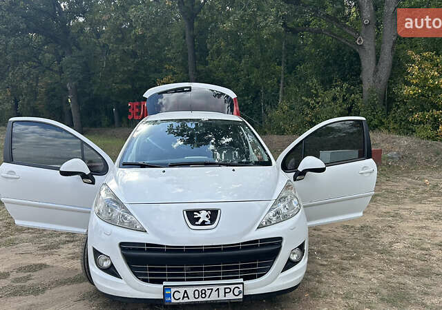 Белый Пежо 207, объемом двигателя 1.36 л и пробегом 220 тыс. км за 5100 $, фото 5 на Automoto.ua