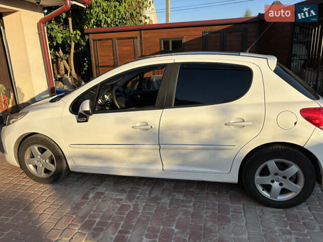 Белый Пежо 207, объемом двигателя 1.4 л и пробегом 206 тыс. км за 3950 $, фото 1 на Automoto.ua