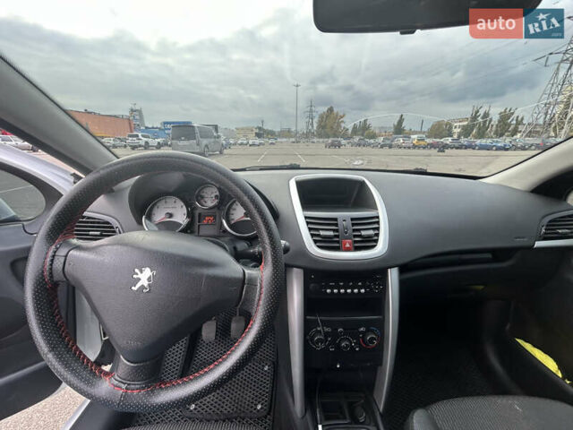 Белый Пежо 207, объемом двигателя 1.36 л и пробегом 192 тыс. км за 5200 $, фото 5 на Automoto.ua