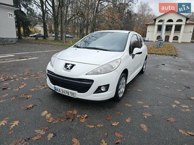 Белый Пежо 207, объемом двигателя 1.36 л и пробегом 200 тыс. км за 3500 $, фото 2 на Automoto.ua