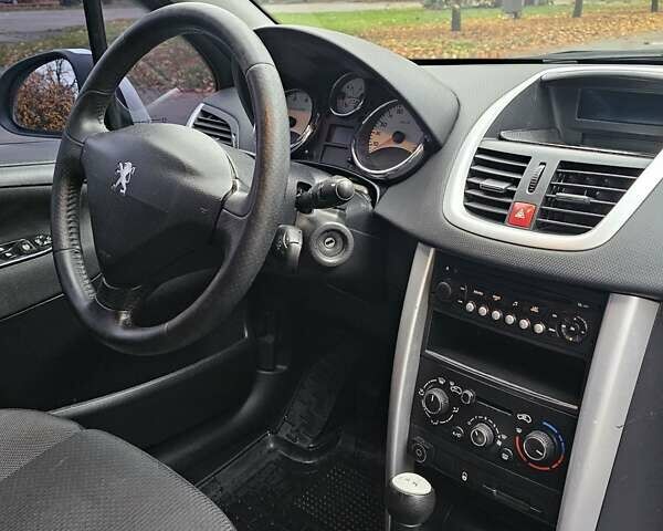 Белый Пежо 207, объемом двигателя 1.36 л и пробегом 200 тыс. км за 3500 $, фото 13 на Automoto.ua