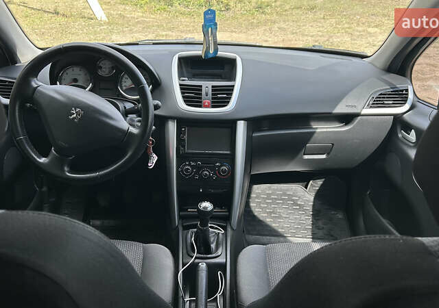 Белый Пежо 207, объемом двигателя 1.36 л и пробегом 220 тыс. км за 5100 $, фото 8 на Automoto.ua