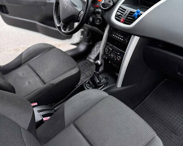 Пежо 207 2011 в Киеве на Automoto.ua Белый Пежо 207, объемом двигателя 1.36 л и пробегом 141 тыс. км за 3950 $, фото 9 на Automoto.ua