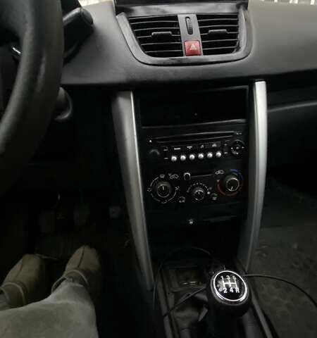 Белый Пежо 207, объемом двигателя 1.36 л и пробегом 137 тыс. км за 5300 $, фото 6 на Automoto.ua