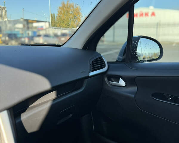 Пежо 207 2011 в Киеве на Automoto.ua Белый Пежо 207, объемом двигателя 1.56 л и пробегом 220 тыс. км за 4300 $, фото 12 на Automoto.ua