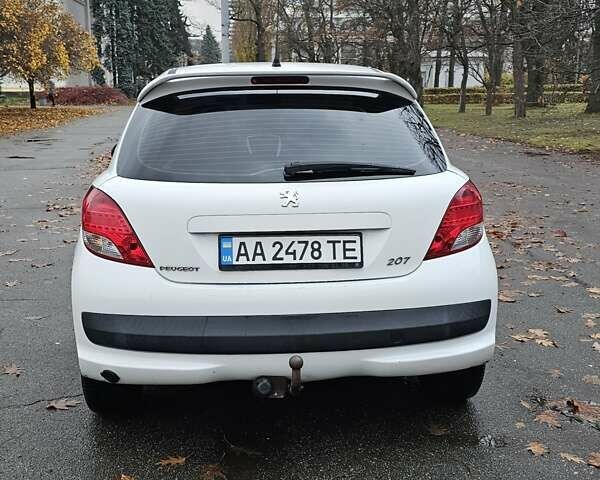 Белый Пежо 207, объемом двигателя 1.36 л и пробегом 200 тыс. км за 3500 $, фото 7 на Automoto.ua