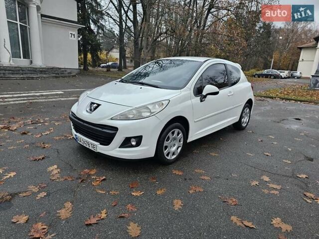 Белый Пежо 207, объемом двигателя 1.36 л и пробегом 200 тыс. км за 3500 $, фото 5 на Automoto.ua