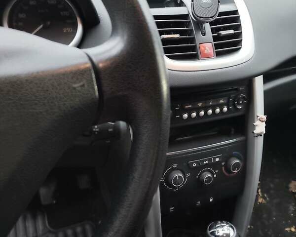 Белый Пежо 207, объемом двигателя 1.4 л и пробегом 262 тыс. км за 5000 $, фото 15 на Automoto.ua