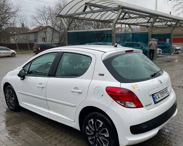 Белый Пежо 207, объемом двигателя 1.4 л и пробегом 262 тыс. км за 5000 $, фото 3 на Automoto.ua