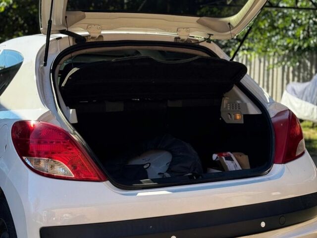 Білий Пежо 207, об'ємом двигуна 1.4 л та пробігом 187 тис. км за 3850 $, фото 7 на Automoto.ua