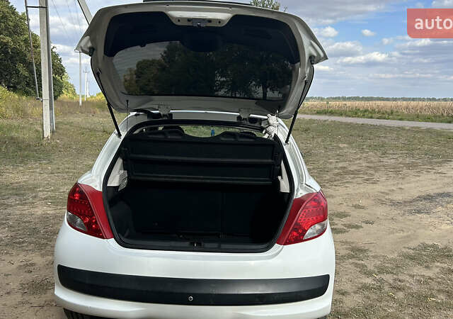 Белый Пежо 207, объемом двигателя 1.36 л и пробегом 220 тыс. км за 5600 $, фото 11 на Automoto.ua