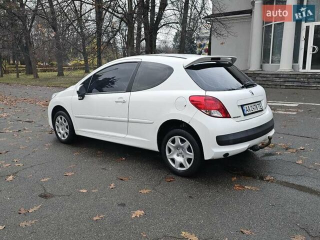 Белый Пежо 207, объемом двигателя 1.36 л и пробегом 200 тыс. км за 3500 $, фото 3 на Automoto.ua