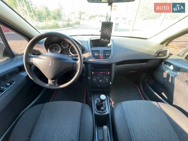 Белый Пежо 207, объемом двигателя 1.36 л и пробегом 278 тыс. км за 3500 $, фото 30 на Automoto.ua