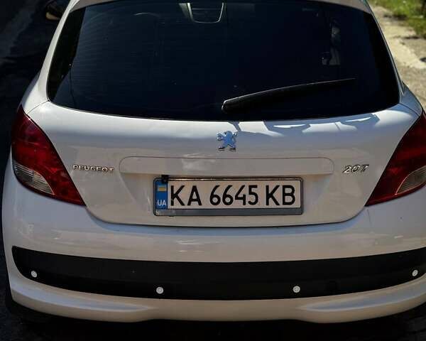 Белый Пежо 207, объемом двигателя 1.36 л и пробегом 177 тыс. км за 3800 $, фото 3 на Automoto.ua