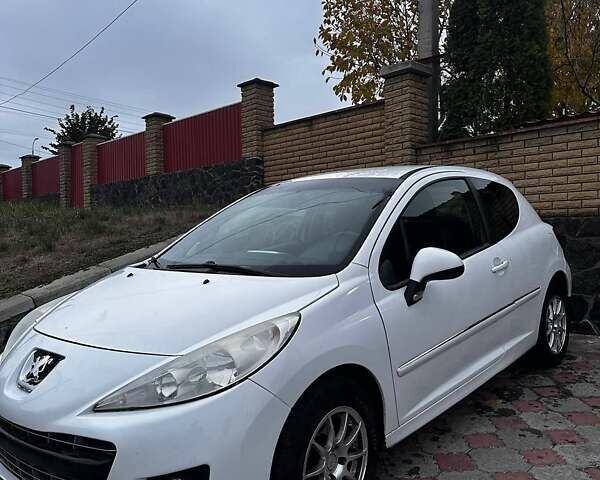 Белый Пежо 207, объемом двигателя 1.36 л и пробегом 240 тыс. км за 4900 $, фото 8 на Automoto.ua
