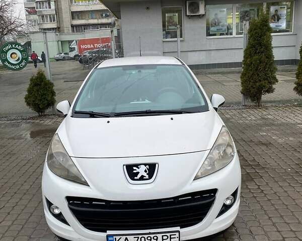 Белый Пежо 207, объемом двигателя 1.4 л и пробегом 262 тыс. км за 5000 $, фото 5 на Automoto.ua