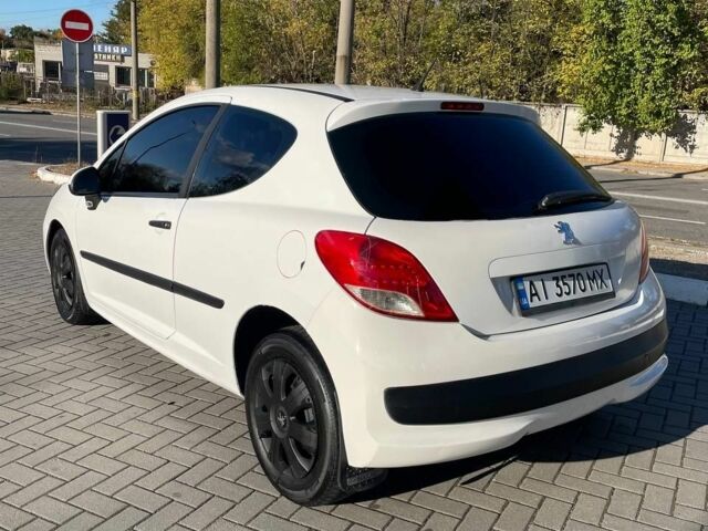 Белый Пежо 207, объемом двигателя 1.4 л и пробегом 273 тыс. км за 3500 $, фото 4 на Automoto.ua