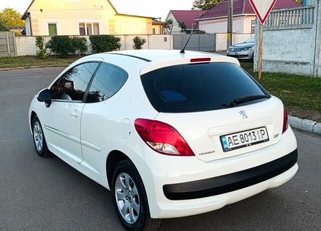 Белый Пежо 207, объемом двигателя 1.4 л и пробегом 235 тыс. км за 3695 $, фото 3 на Automoto.ua