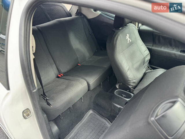 Белый Пежо 207, объемом двигателя 1.4 л и пробегом 312 тыс. км за 3600 $, фото 15 на Automoto.ua