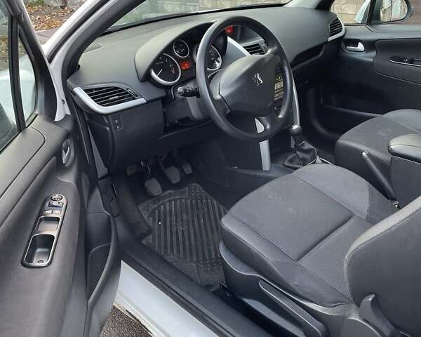 Белый Пежо 207, объемом двигателя 1.36 л и пробегом 156 тыс. км за 4400 $, фото 19 на Automoto.ua