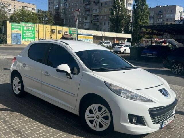 Белый Пежо 207, объемом двигателя 1.4 л и пробегом 200 тыс. км за 5500 $, фото 10 на Automoto.ua