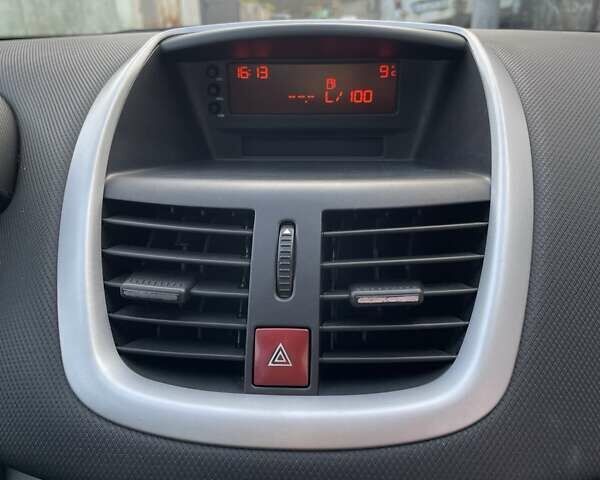 Белый Пежо 207, объемом двигателя 1.36 л и пробегом 156 тыс. км за 4400 $, фото 15 на Automoto.ua