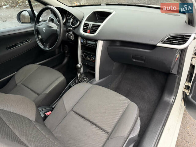 Белый Пежо 207, объемом двигателя 1.4 л и пробегом 164 тыс. км за 4750 $, фото 24 на Automoto.ua