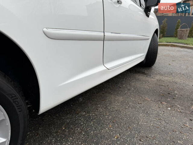Белый Пежо 207, объемом двигателя 1.4 л и пробегом 164 тыс. км за 4750 $, фото 15 на Automoto.ua