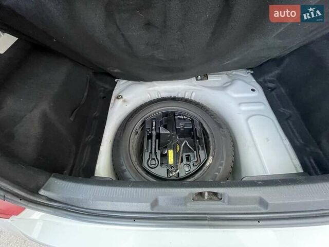 Белый Пежо 207, объемом двигателя 1.36 л и пробегом 156 тыс. км за 4400 $, фото 10 на Automoto.ua