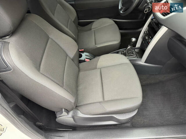 Белый Пежо 207, объемом двигателя 1.4 л и пробегом 164 тыс. км за 4750 $, фото 22 на Automoto.ua