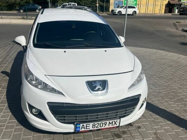 Белый Пежо 207, объемом двигателя 1.4 л и пробегом 200 тыс. км за 5500 $, фото 1 на Automoto.ua