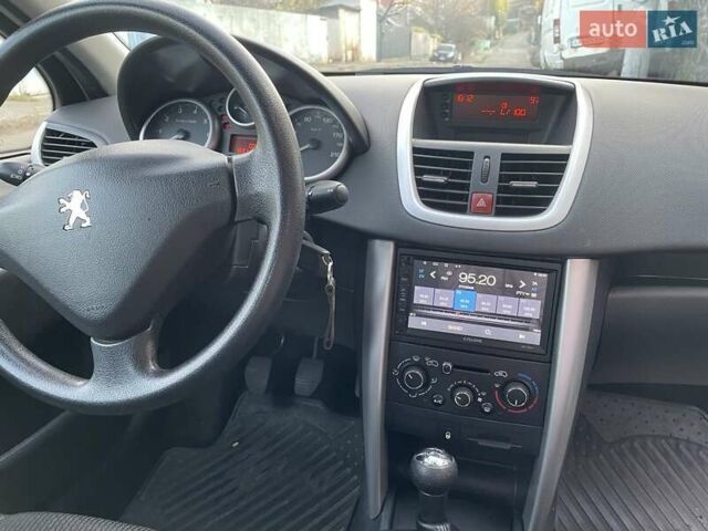 Белый Пежо 207, объемом двигателя 1.36 л и пробегом 156 тыс. км за 4400 $, фото 13 на Automoto.ua