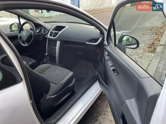 Белый Пежо 207, объемом двигателя 1.36 л и пробегом 156 тыс. км за 4400 $, фото 21 на Automoto.ua