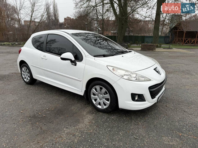 Белый Пежо 207, объемом двигателя 1.4 л и пробегом 164 тыс. км за 4750 $, фото 11 на Automoto.ua