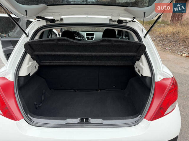 Белый Пежо 207, объемом двигателя 1.4 л и пробегом 164 тыс. км за 4750 $, фото 32 на Automoto.ua