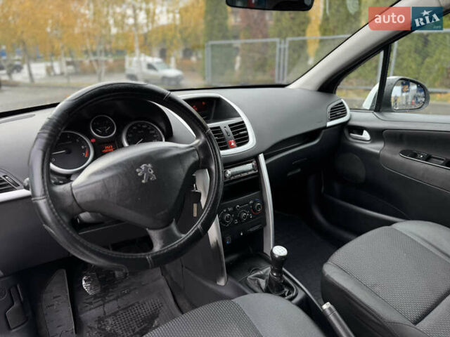 Белый Пежо 207, объемом двигателя 1.4 л и пробегом 312 тыс. км за 3600 $, фото 12 на Automoto.ua