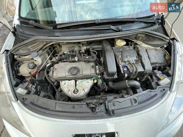 Белый Пежо 207, объемом двигателя 1.36 л и пробегом 156 тыс. км за 4400 $, фото 12 на Automoto.ua