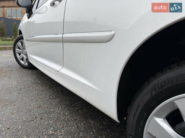 Белый Пежо 207, объемом двигателя 1.4 л и пробегом 164 тыс. км за 4750 $, фото 18 на Automoto.ua