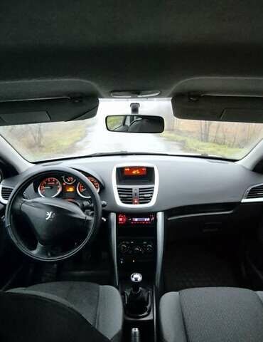 Белый Пежо 207, объемом двигателя 1.36 л и пробегом 197 тыс. км за 3700 $, фото 7 на Automoto.ua