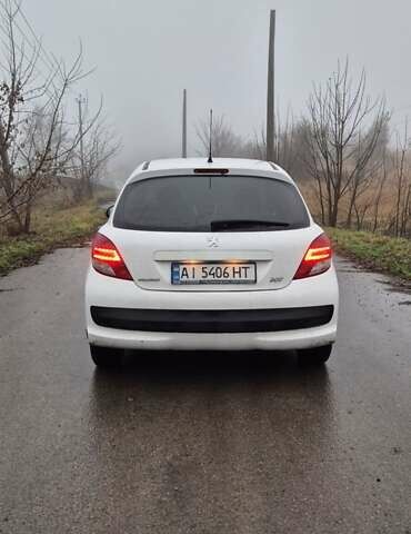 Белый Пежо 207, объемом двигателя 1.36 л и пробегом 197 тыс. км за 3700 $, фото 3 на Automoto.ua
