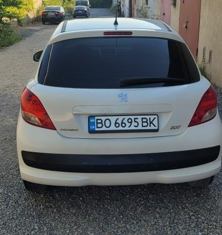 Белый Пежо 207, объемом двигателя 1.4 л и пробегом 198 тыс. км за 4100 $, фото 2 на Automoto.ua