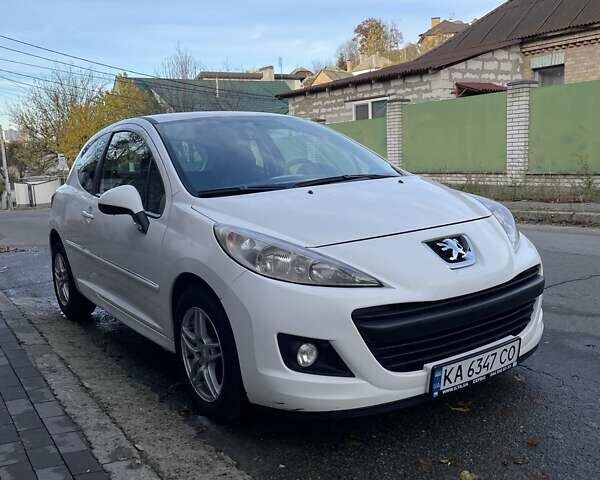 Белый Пежо 207, объемом двигателя 1.36 л и пробегом 156 тыс. км за 4400 $, фото 1 на Automoto.ua