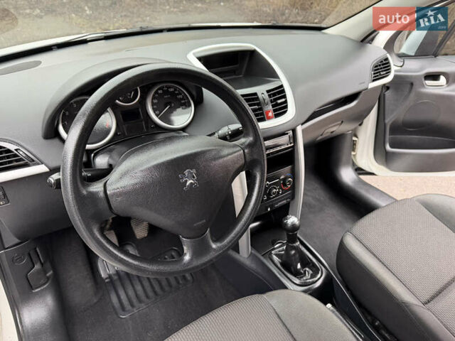 Белый Пежо 207, объемом двигателя 1.4 л и пробегом 164 тыс. км за 4750 $, фото 27 на Automoto.ua