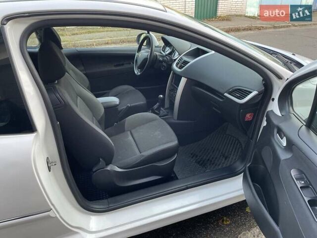 Белый Пежо 207, объемом двигателя 1.36 л и пробегом 156 тыс. км за 4400 $, фото 22 на Automoto.ua