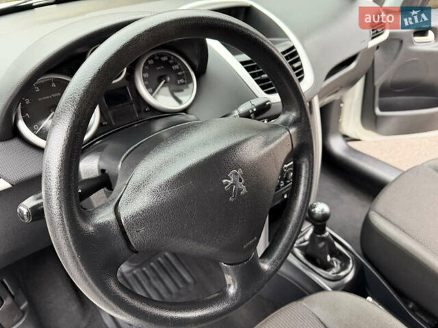 Белый Пежо 207, объемом двигателя 1.4 л и пробегом 164 тыс. км за 4750 $, фото 29 на Automoto.ua